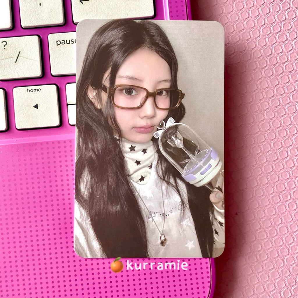 wts wonhee illit official photocard pc wonhee kacamata pegang lightstick gllit bong
