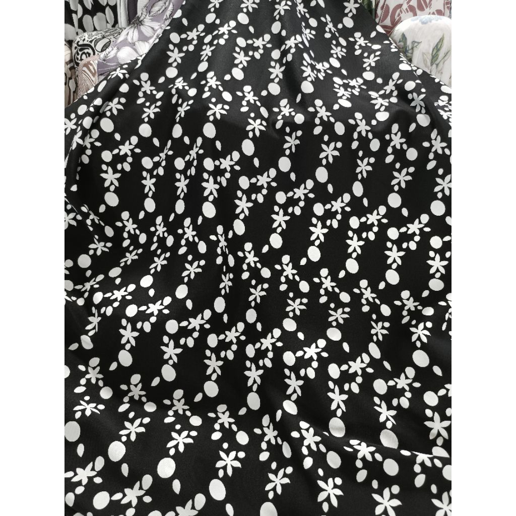 kain satin crape - Kain motif simple - kain motif bunga mix polkadot - satin crape warna hitam - Mot
