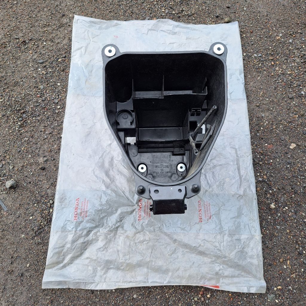 Box bagasi (box luggage assy) honda supra fit new fit s fit x fit z 100 Original AHM Astra honda mot