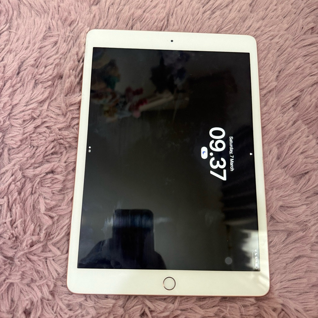 LIKE NEW Ipad 8th Gen Rose Gold 32GB Wifi only