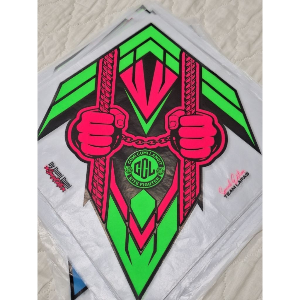 kertas layangan(hanya kertas belum jadi layang-layang)