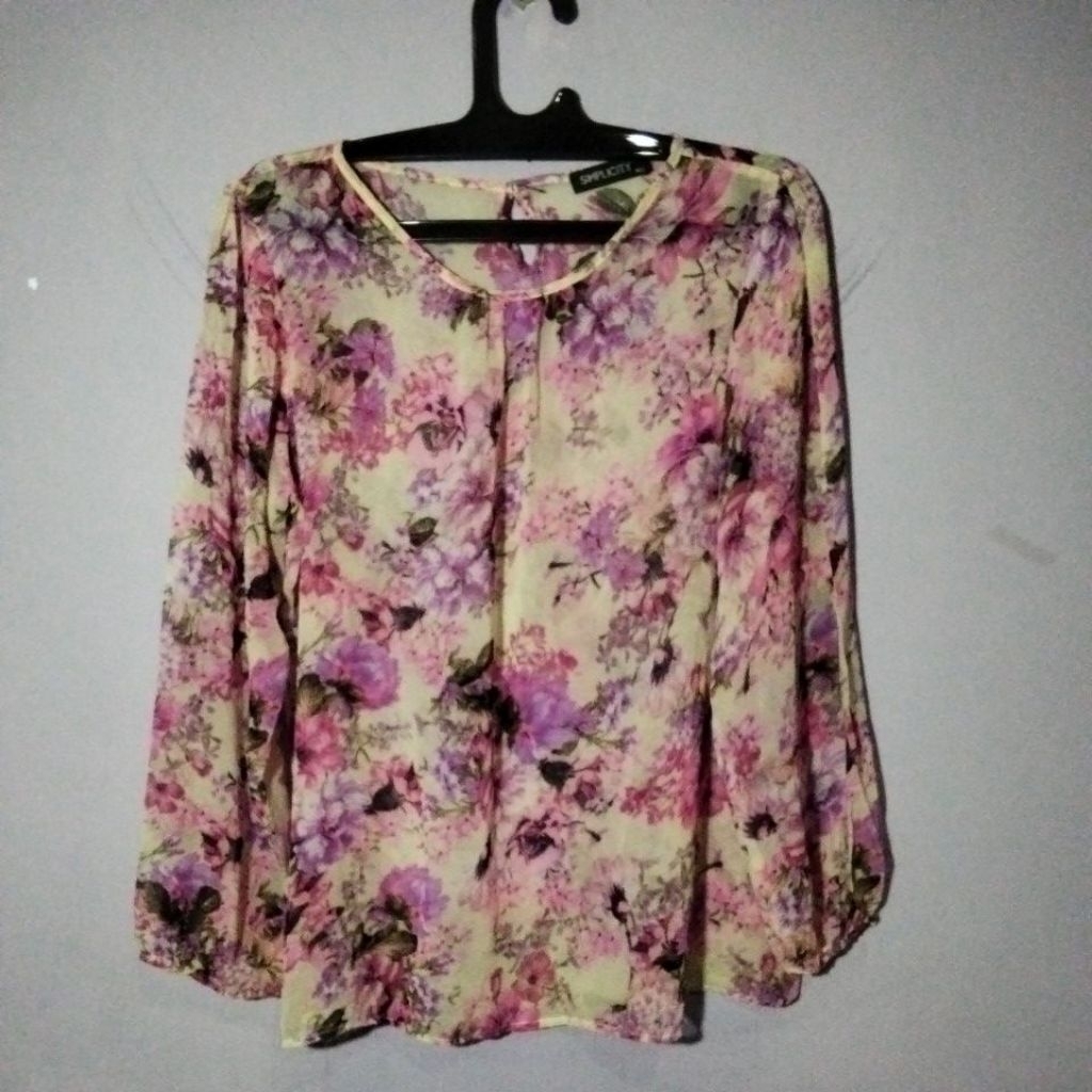 blus sifon motif bunga-bunga warna pink