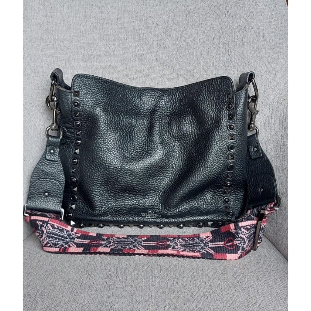 Tas Valentino Garavani Rock Stud hitam sling bag