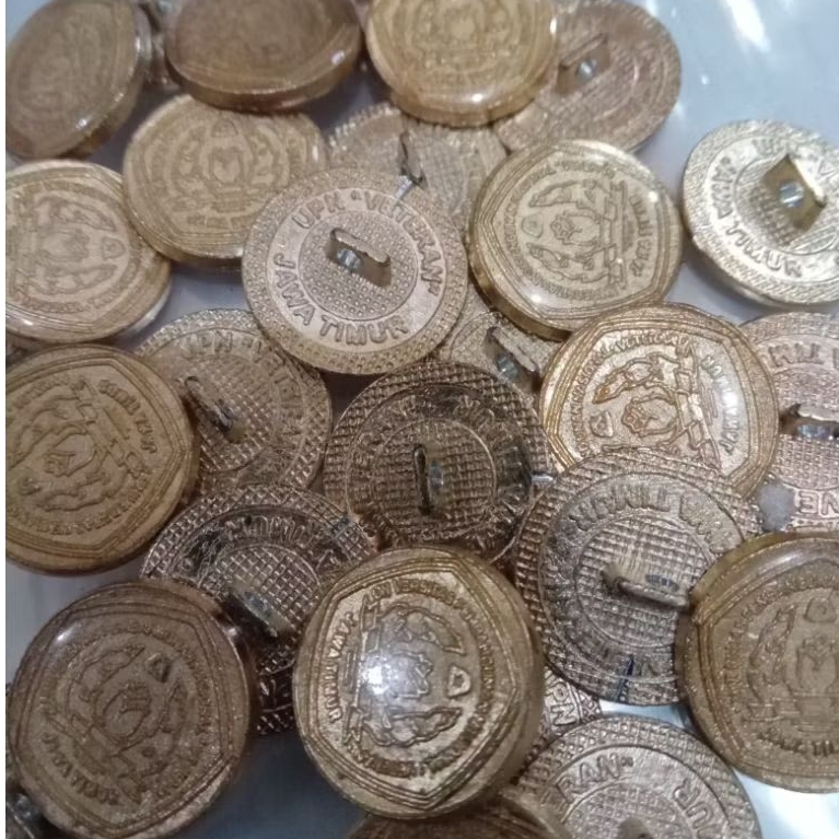 kancing jas almamater upn Jawa timur