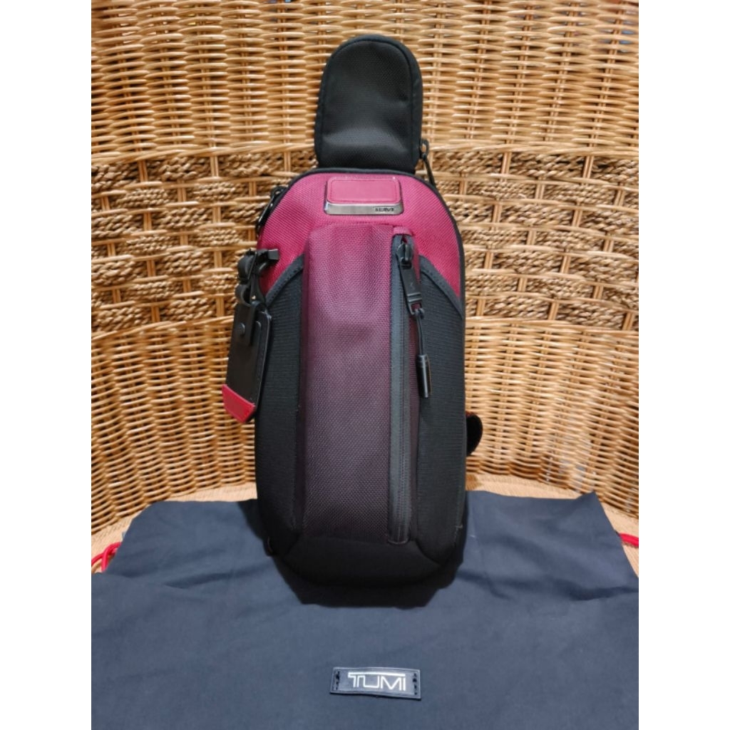 Like new tumi esports pro sling red ombre