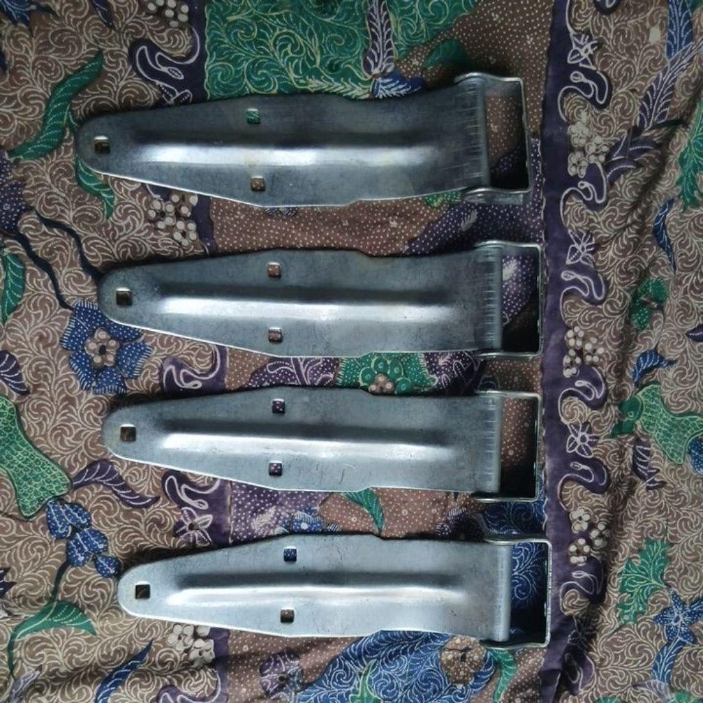 engsel belakang truk box / canter