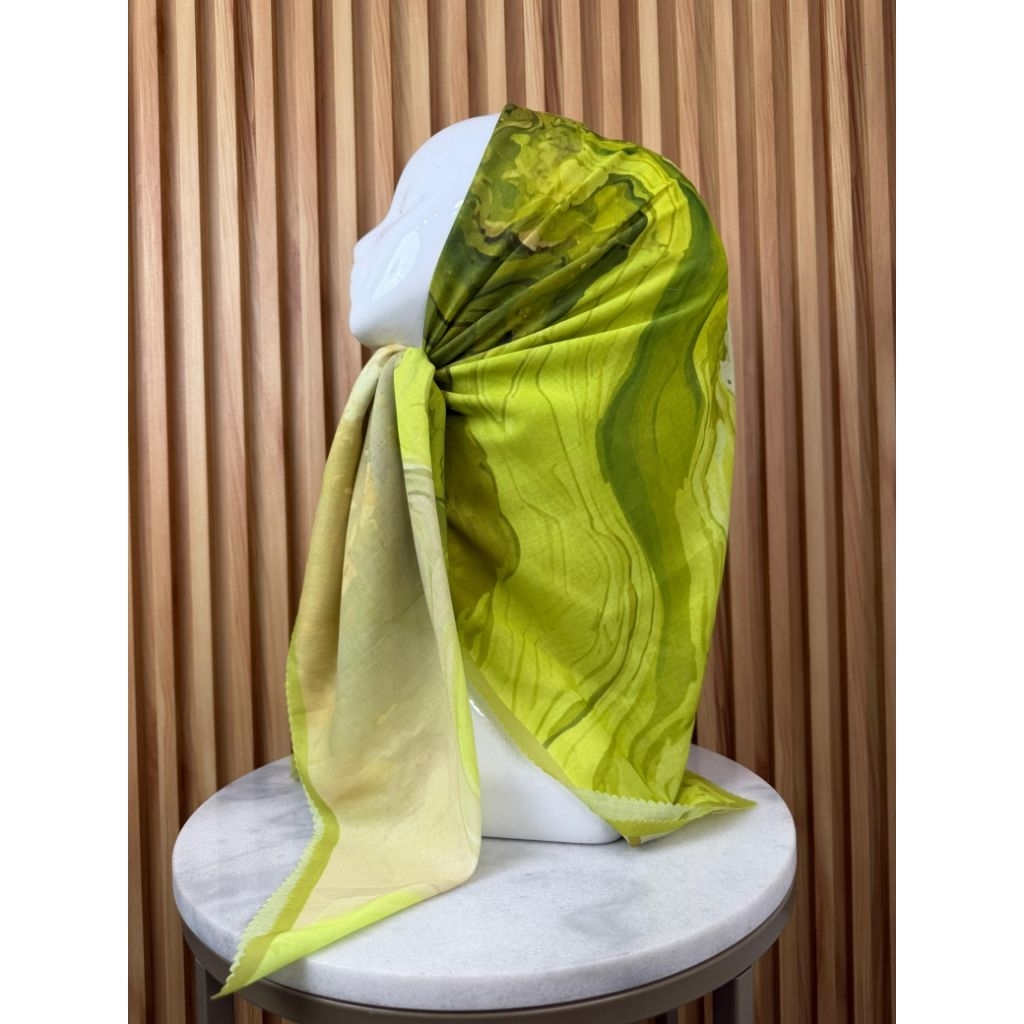 HIJAB SEGI EMPAT VOAL MOTIF MARMER HIJAU LEMON ARMY
