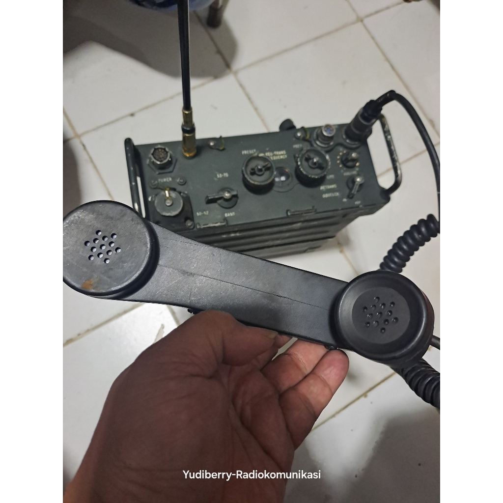 Radio Gendong Military PRC-77  Lumayan berat  Kondisi Mati  Cocok dikoleksi  Bisa Buat pajangan di c