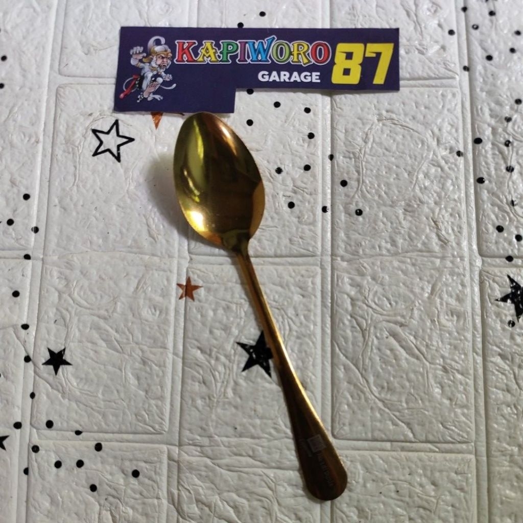 sendok makan berwarna emas (gold) bahan stainless steel