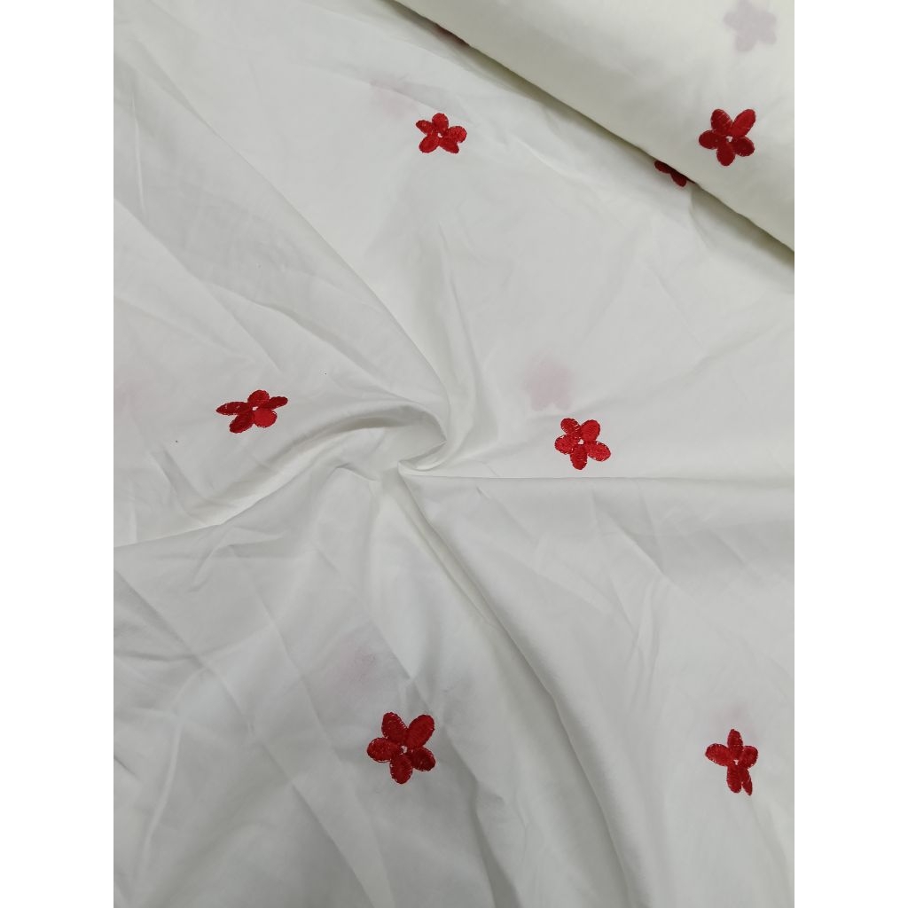 KAIN KATUN BORDIR MOYIF BUNGA TABUR WARNA MERAH DASAR KAIN WARNA PUTIH