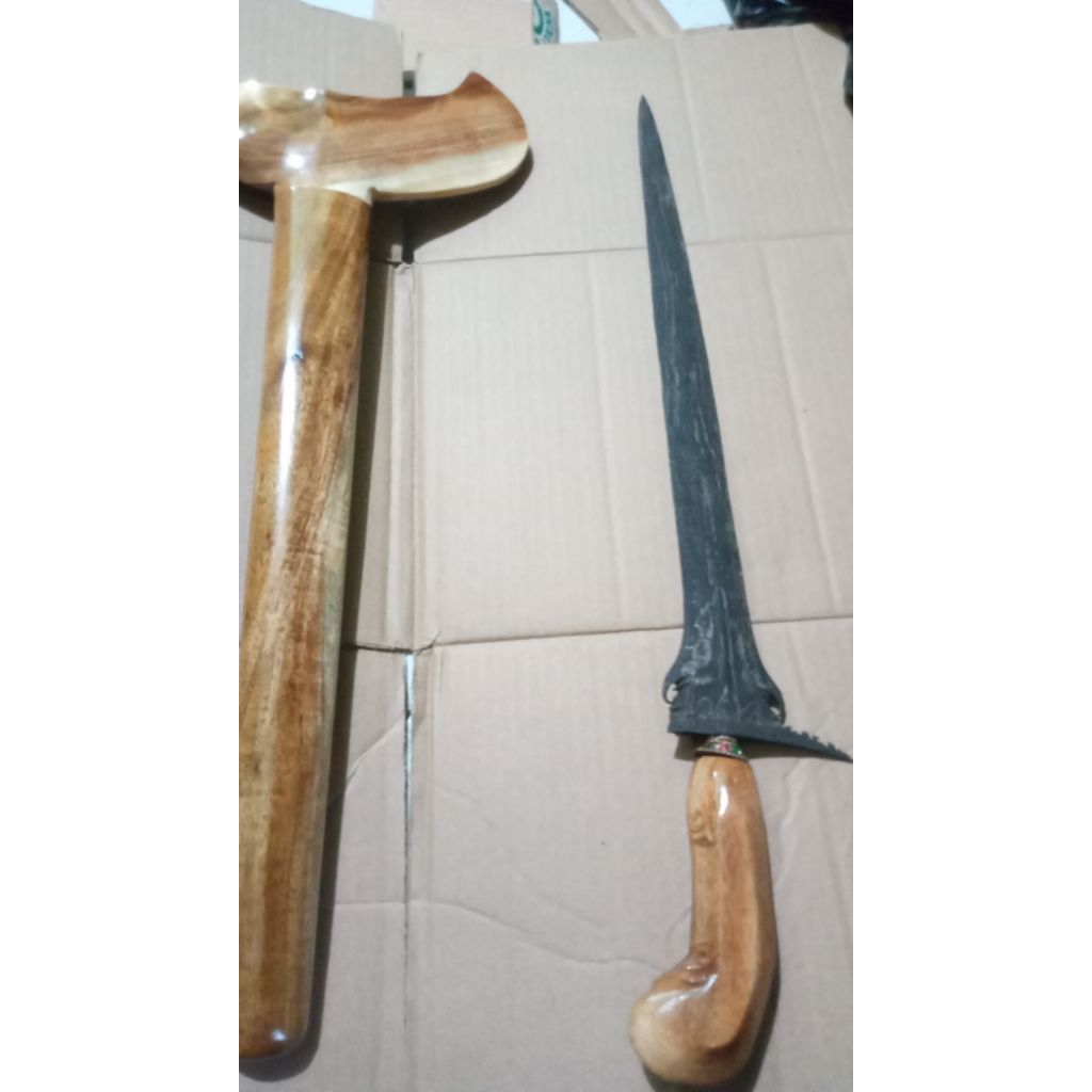 KERIS KARNO TINANDING LURUS