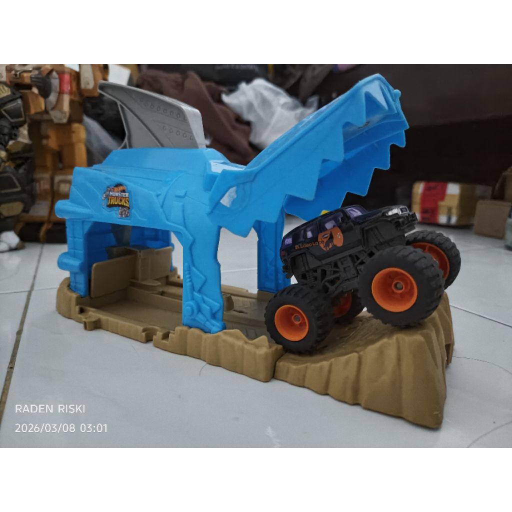 diorama hotwheels truck monster pelontar dan garasi