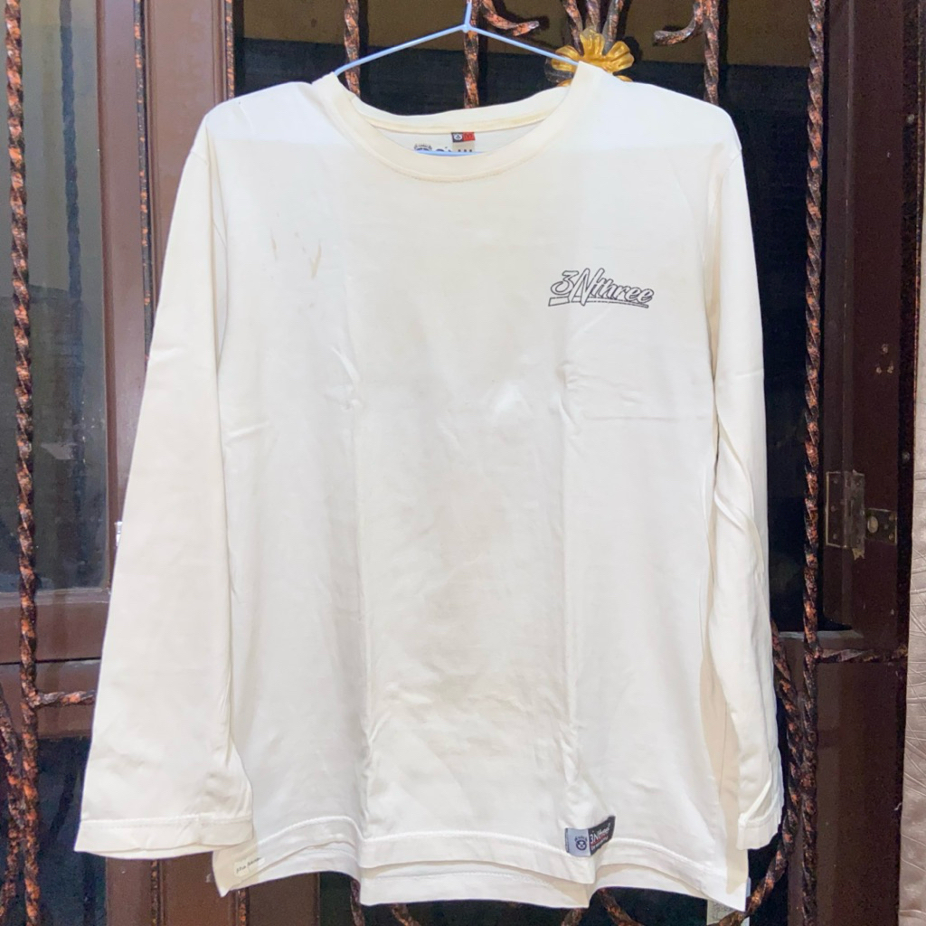 Kaos Putih Merk 3Nthree Preloved