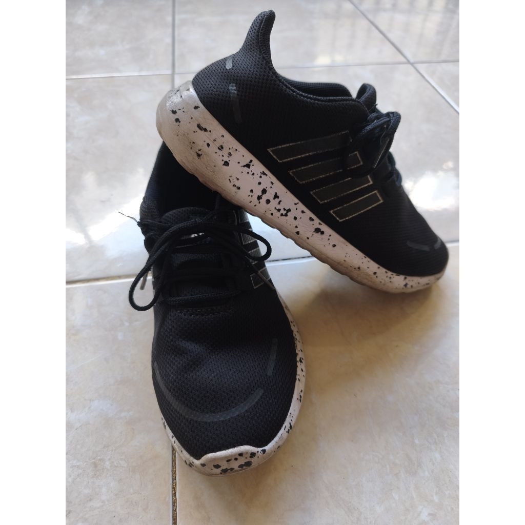 Preloved sepatu hitam anak tomkins size 38