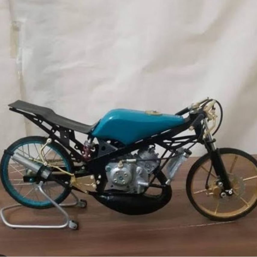 miniatur motor kawasaki ninja two stroke edisi drag velg empat pasang