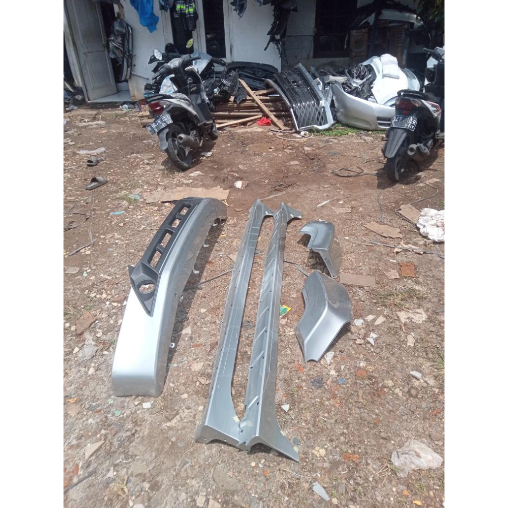 bodykit depan belakang+samping kiri kanan Mitsubishi xpander lama original copotan