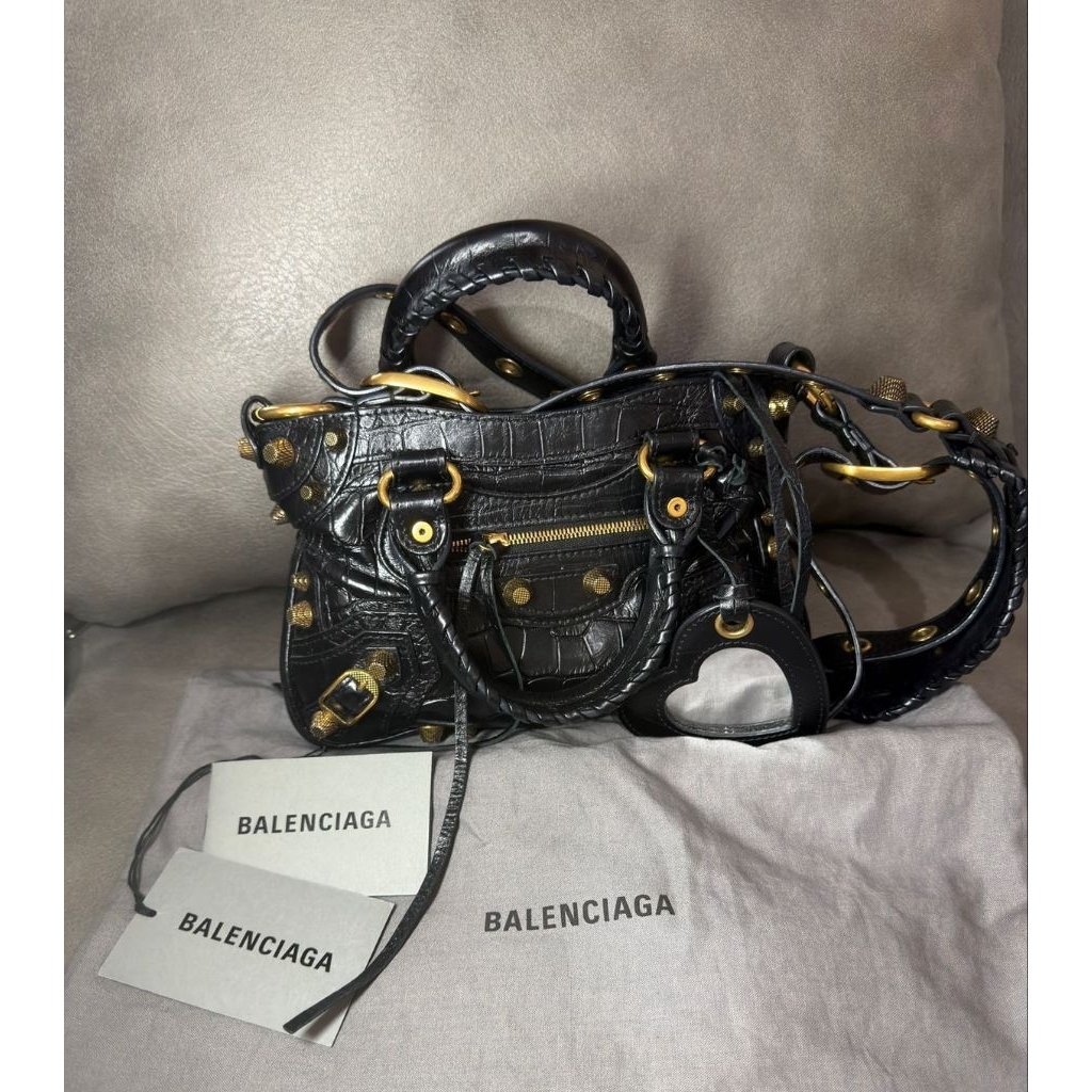 Excellent balen neo cagole tote croco xs black ghw 2023Sz 25 x 5 x 15 cm
With tag, booklet, Db
Mulus