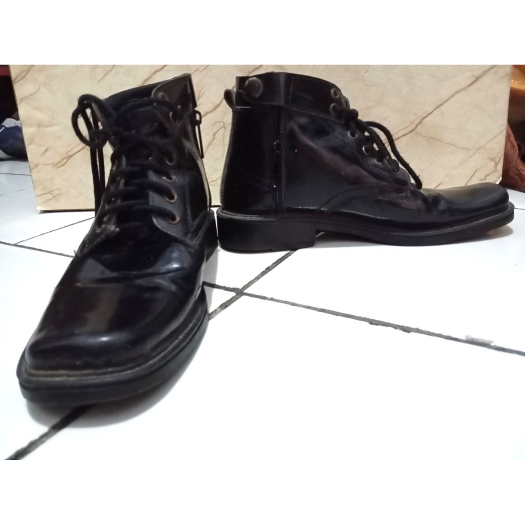 sepatu boots hitam second