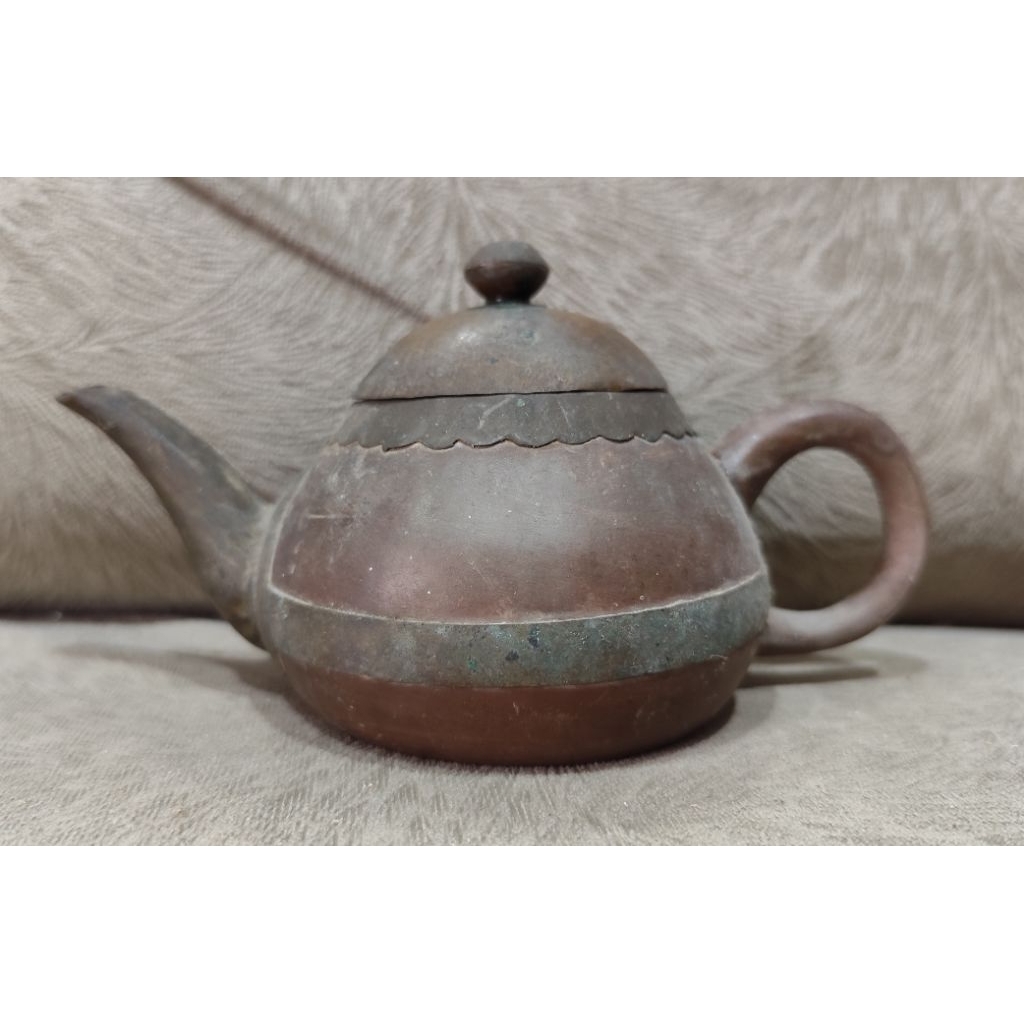 Teko Antik Terakota kuningan kuno dengan stempel dibawahnya teko tua CACAT P:18cm T:10cm