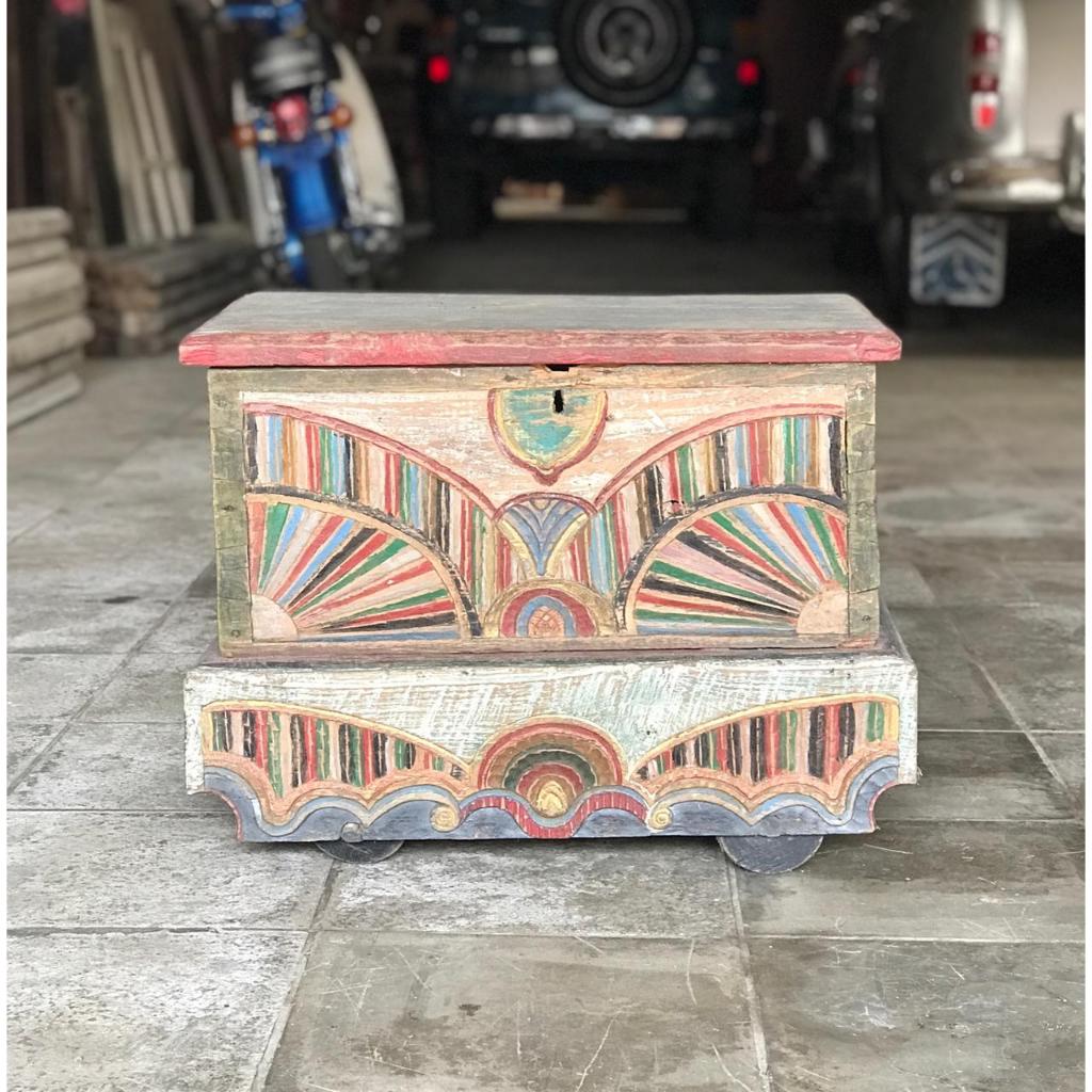 Peti kayu tua tempat simpan peralatan