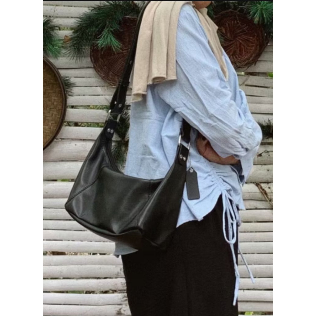 Tas Wanita Kamiya Slingbag Hitam