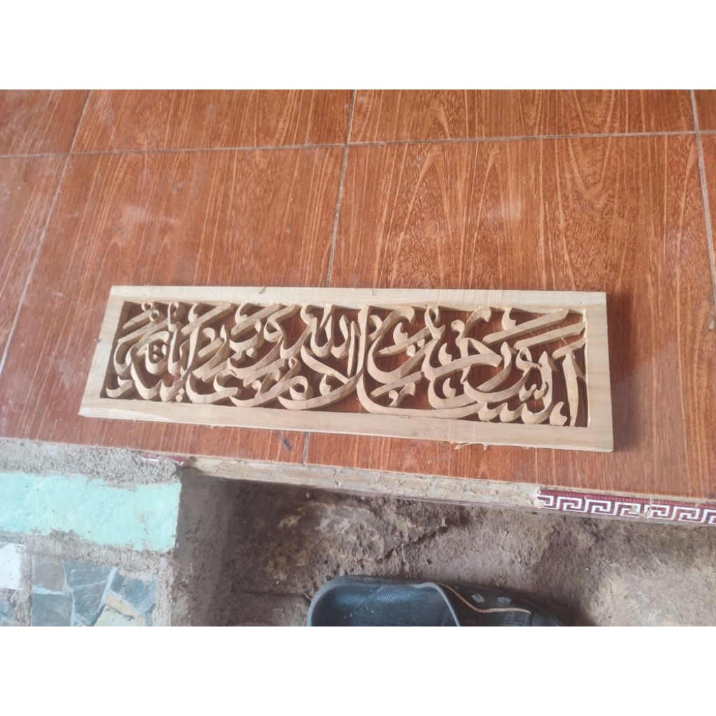 ornamen ukir tempel kaligrafi  bacaan Assalamu'alaikum