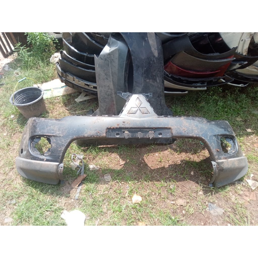 bumper bemper depan Mitsubishi Pajero 2010 kosong original copotan