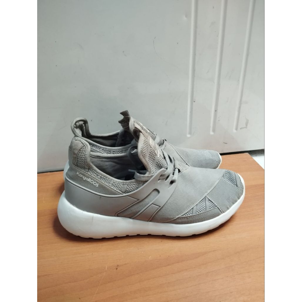 SEPATU RUNNING SNEAKERS CASUAL KANGAROOS SIZE 42,5 BEKAS PRELOVED