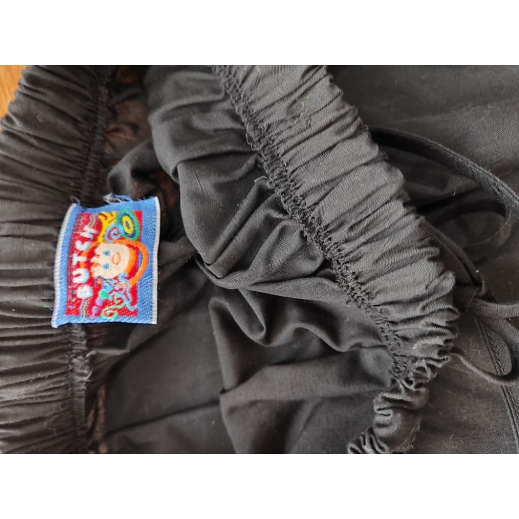 Rok bawahan wanita warna dasar hitam