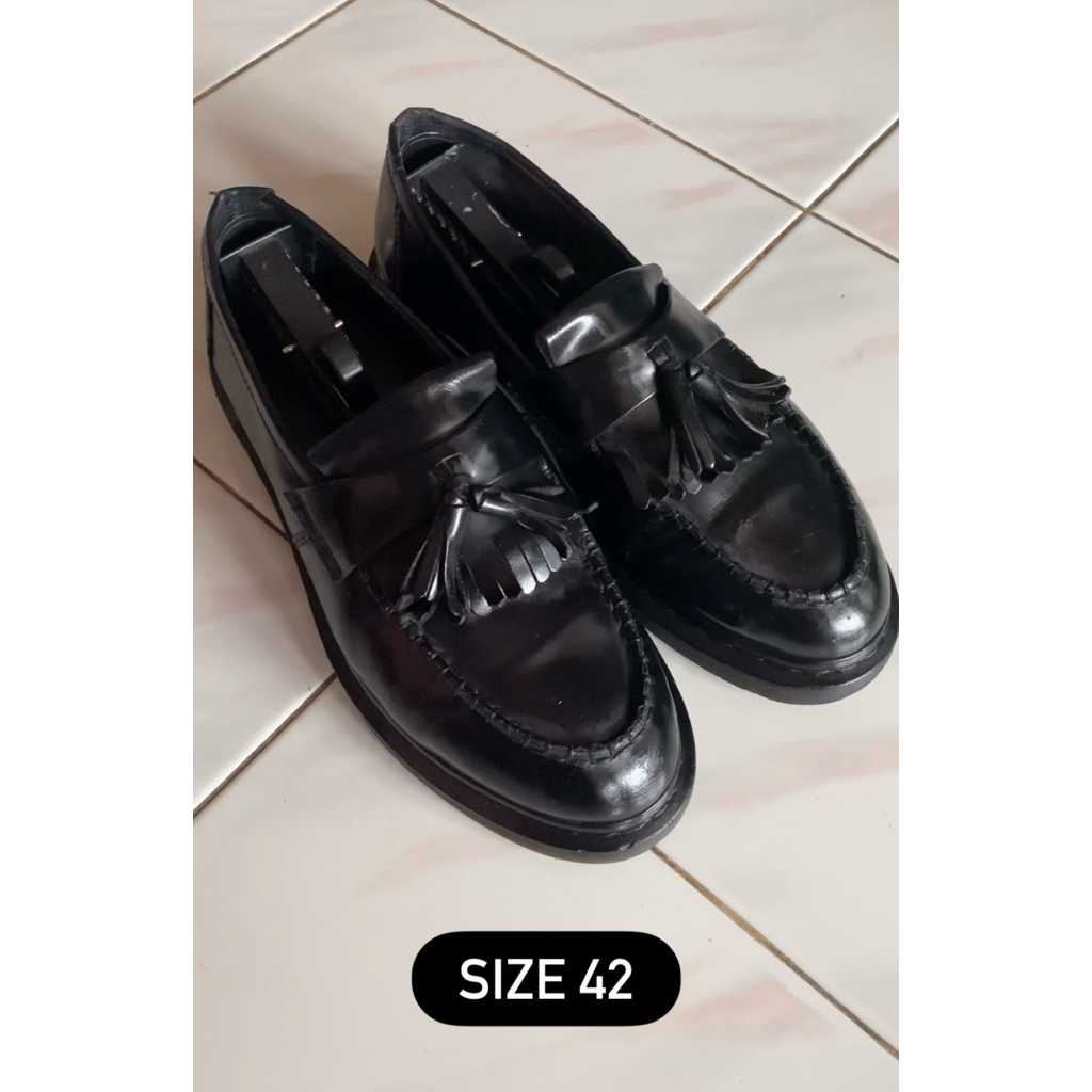 adrian tassel black stitch