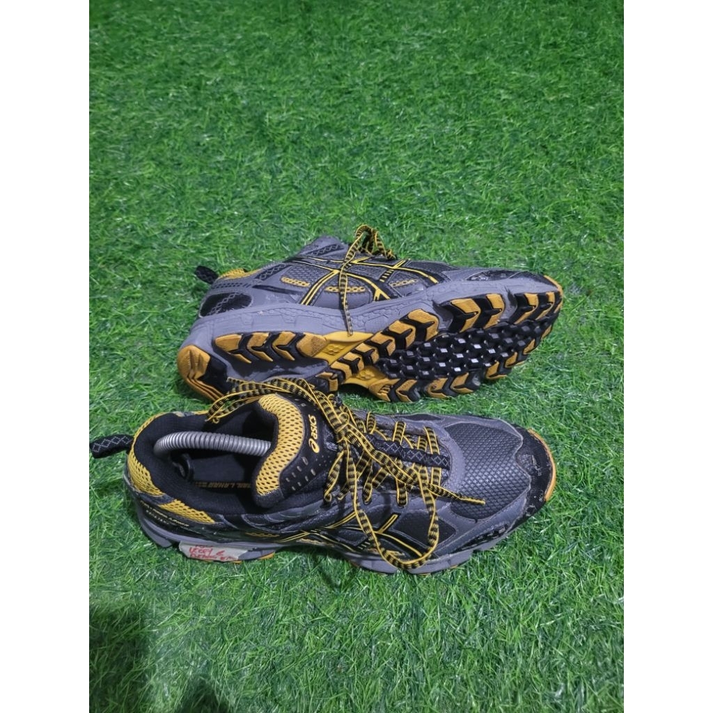 sepatu outdoor asics size 41,5