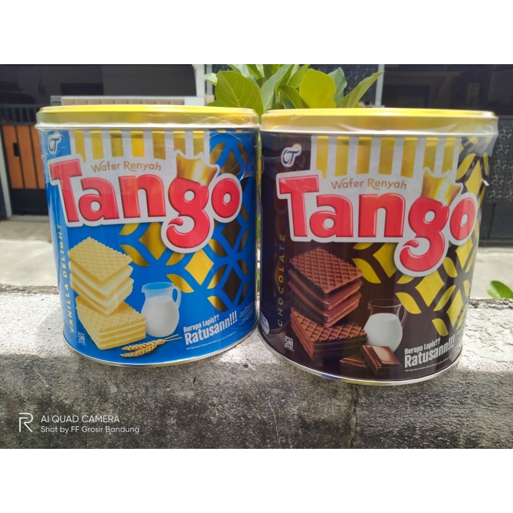 Tango Kaleng Wafer Coklat 240gr kue Kalengan Lebaran 2026