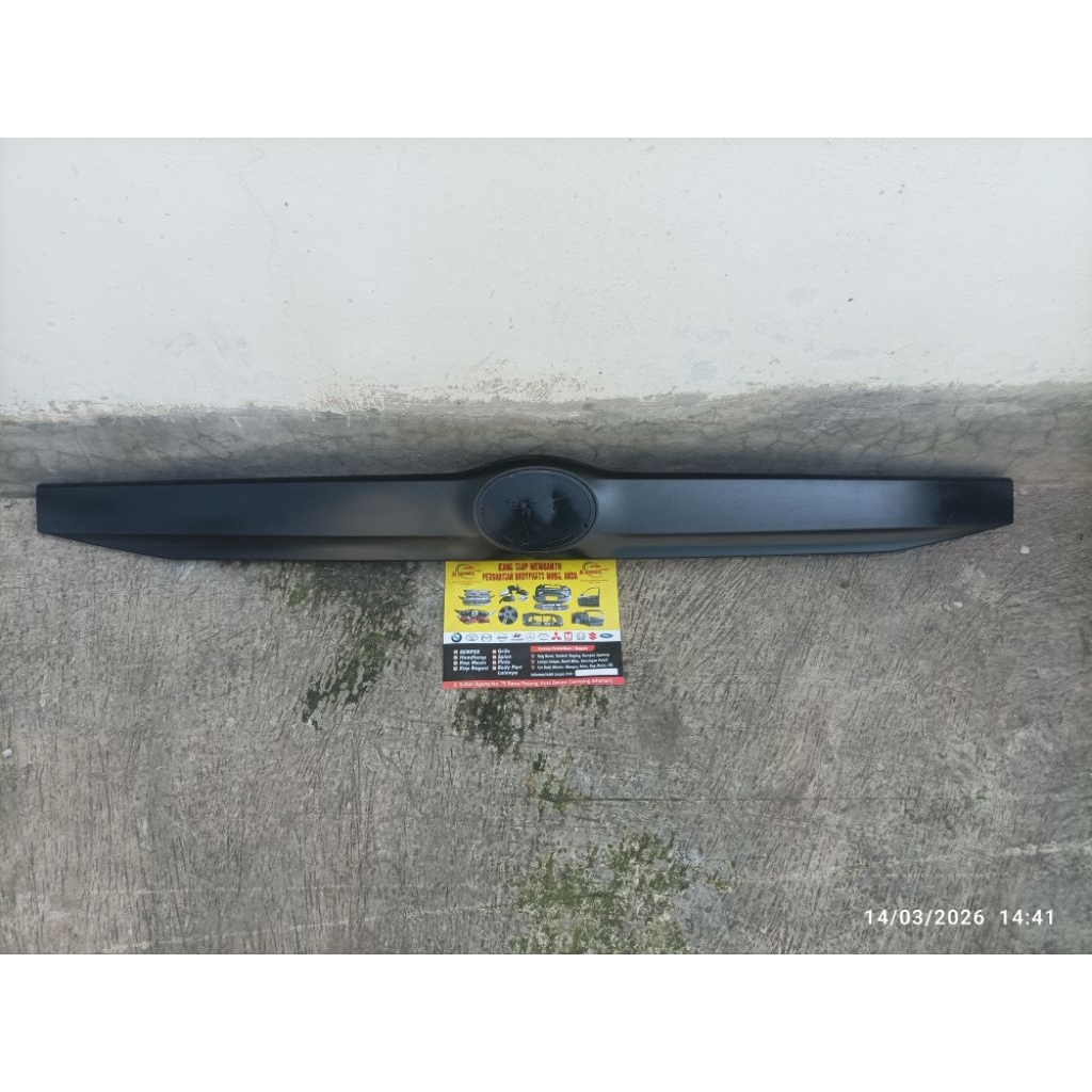 Trunklid Garnish List Bagasi Calya Sigra Original