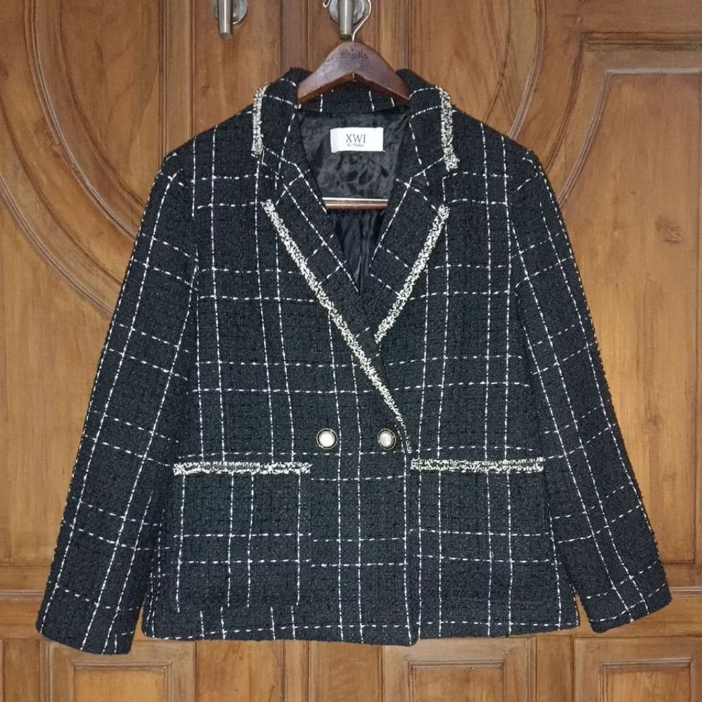 PRELOVED XWI Blazer Semi Crop Tweed Wanita Hitam Garis Glitter Bigsize LD 102