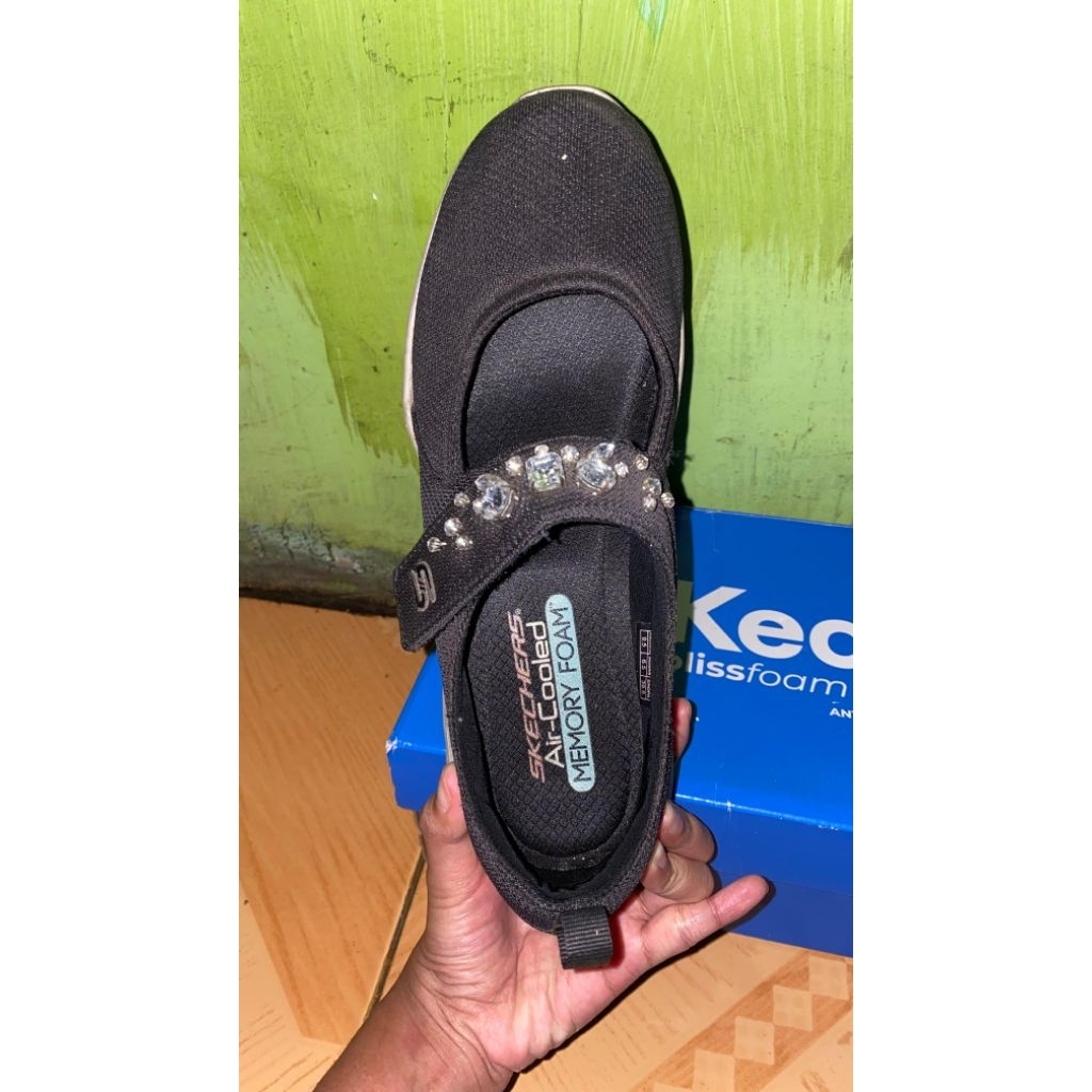 Preloved Skechers Lab Precious Gem Woman