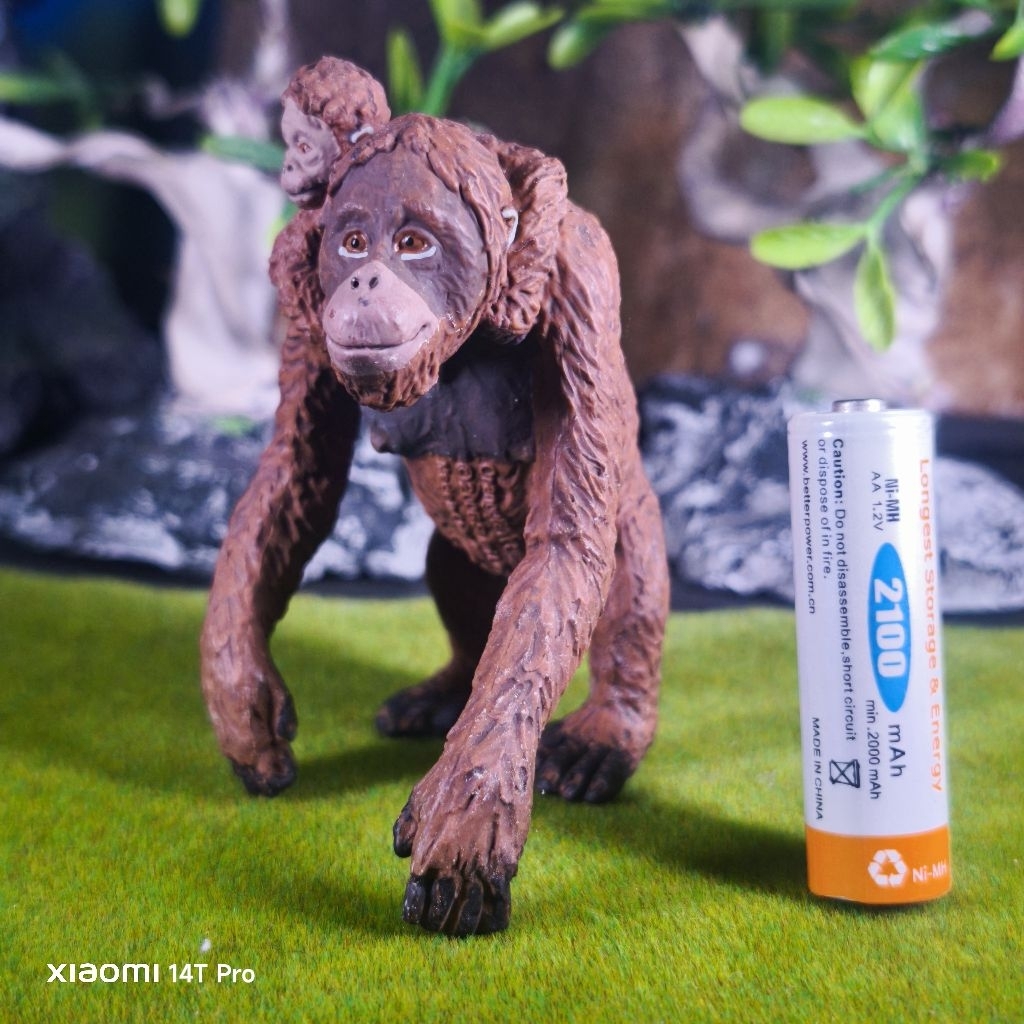 Safari Ltd 2006 orangutan female figure