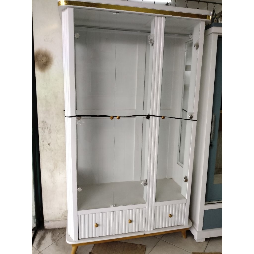 Lemari Gamis 3 Pintu Kapsul Kaca Polos Full Gantungan Kaki Retro Pentolan