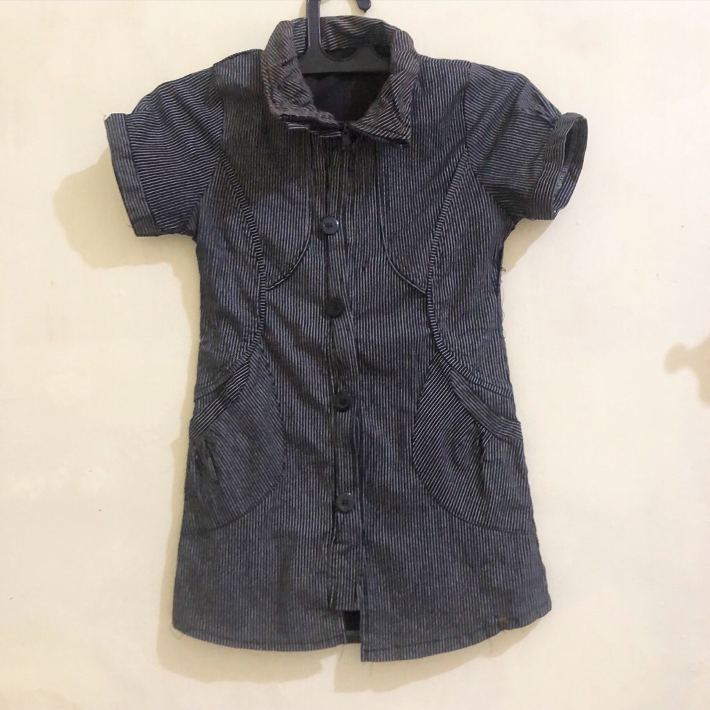 kemeja wispie Kemeja slim fit zipper salur hitam black garis garis putih preloved pl