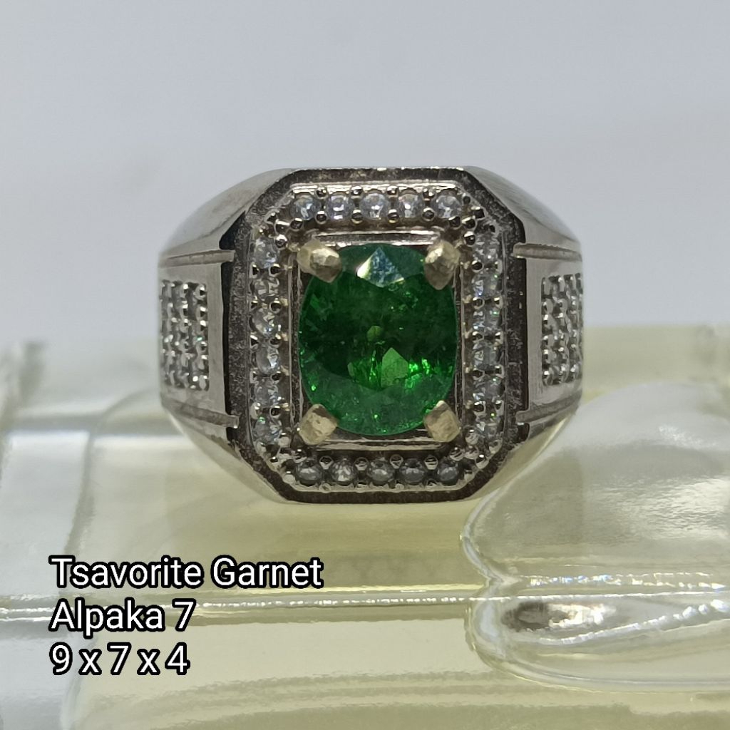 Permata Natural Tsavorite Garnet.
