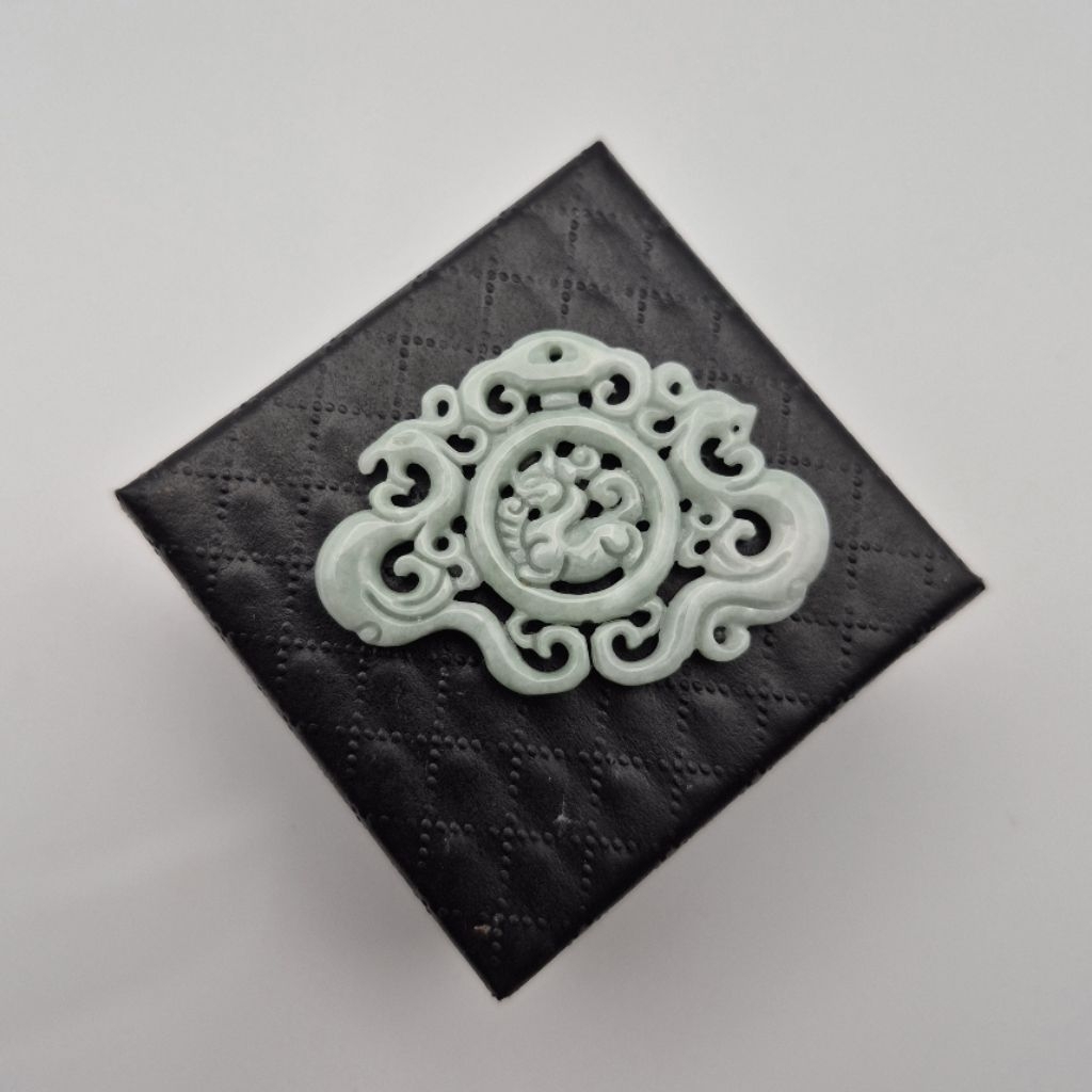 Liontin Giok Burma Type A Hijau Carving Dragon