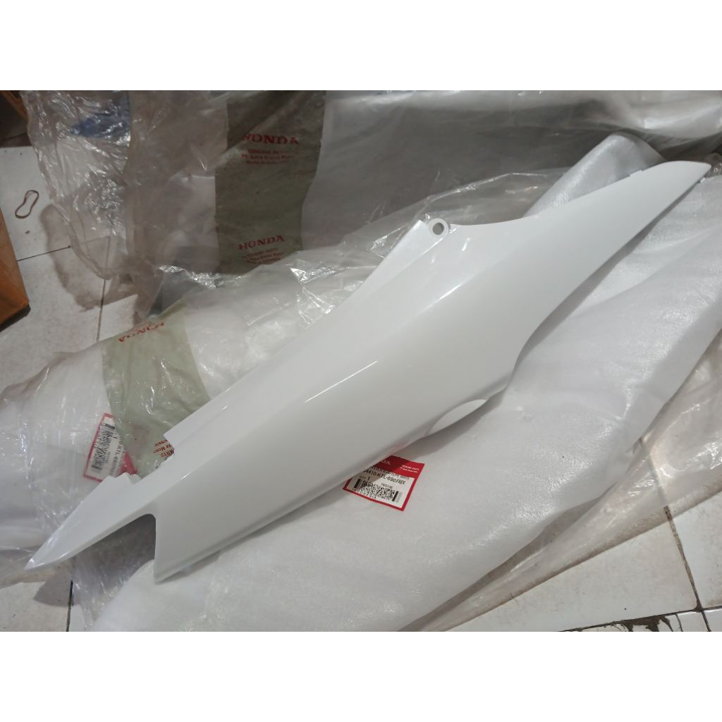 64410 KTL 690FMX COVER BODY SAMPING KANAN SUPRA FIT NEW PUTIH ORIGINAL