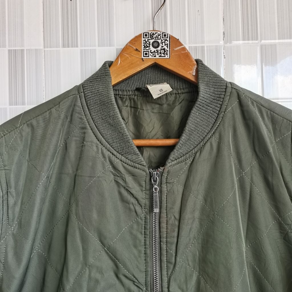 1464. BOMBER WARNA HIJAU ARMY SIZE XL PRELOVED