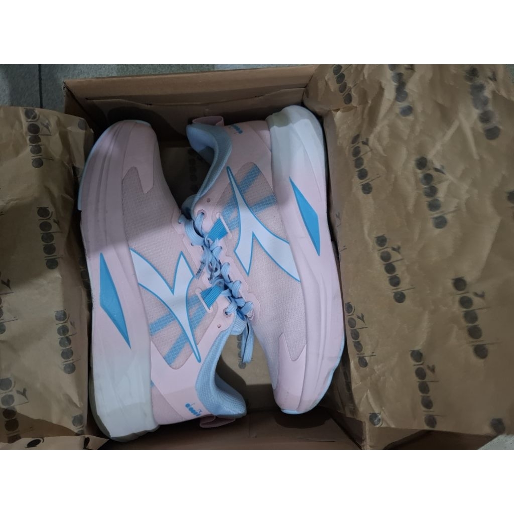 Preloved sepatu wanita DIADORA SPORT STATION