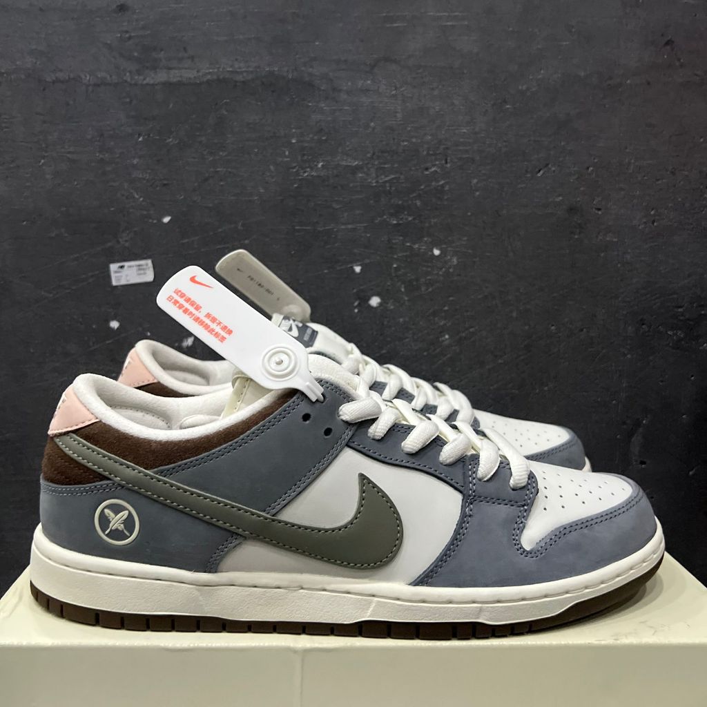 Abu-Abu-Putih (Yuto)