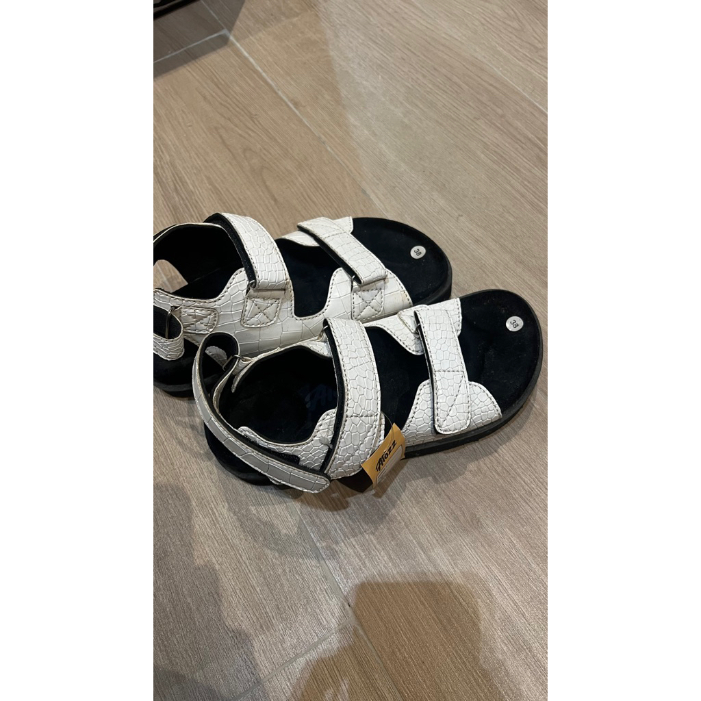Preloved Atozz Sendal Putih