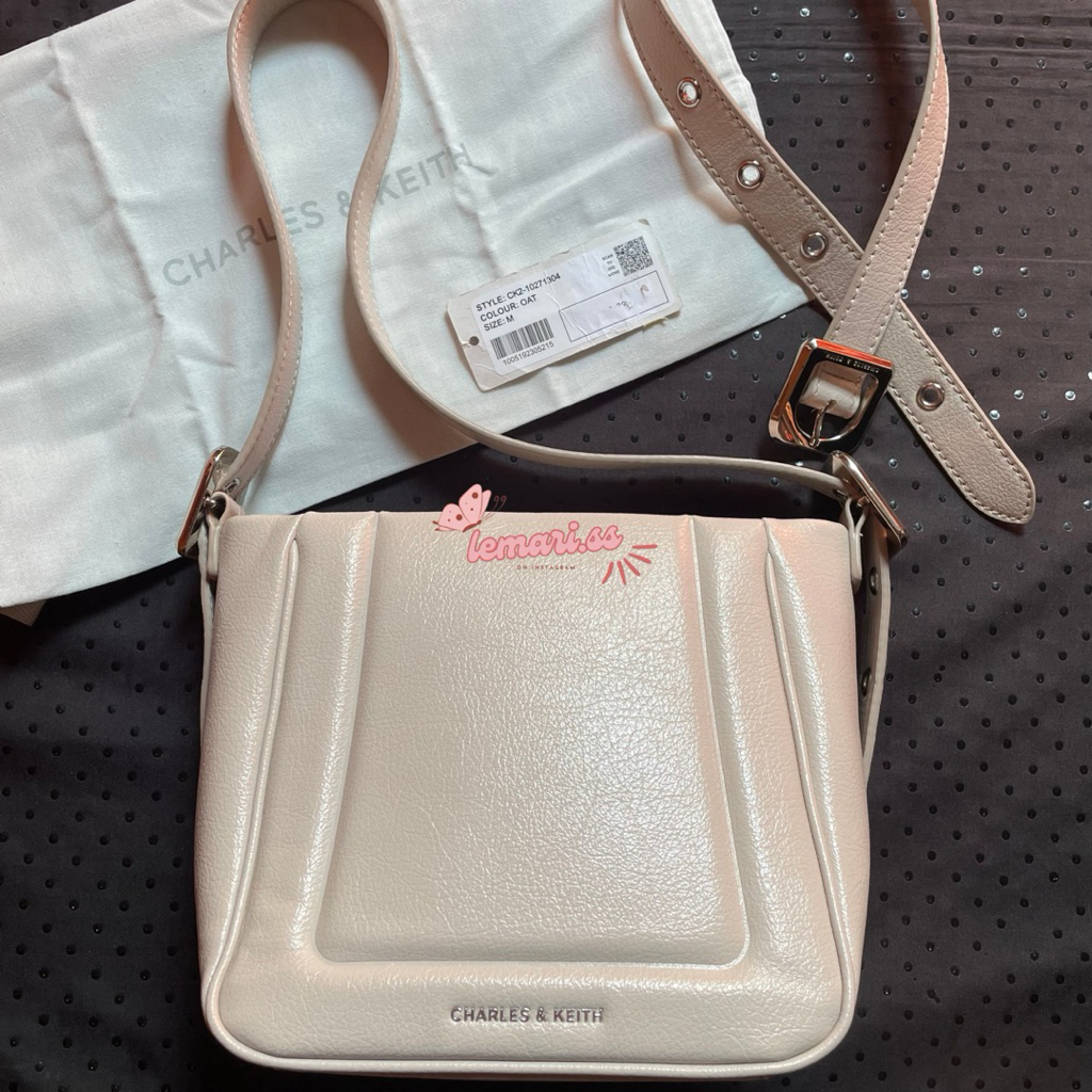 (NEW) Tas Charles & Keith Petra Boxy Bucket Bag - Oat