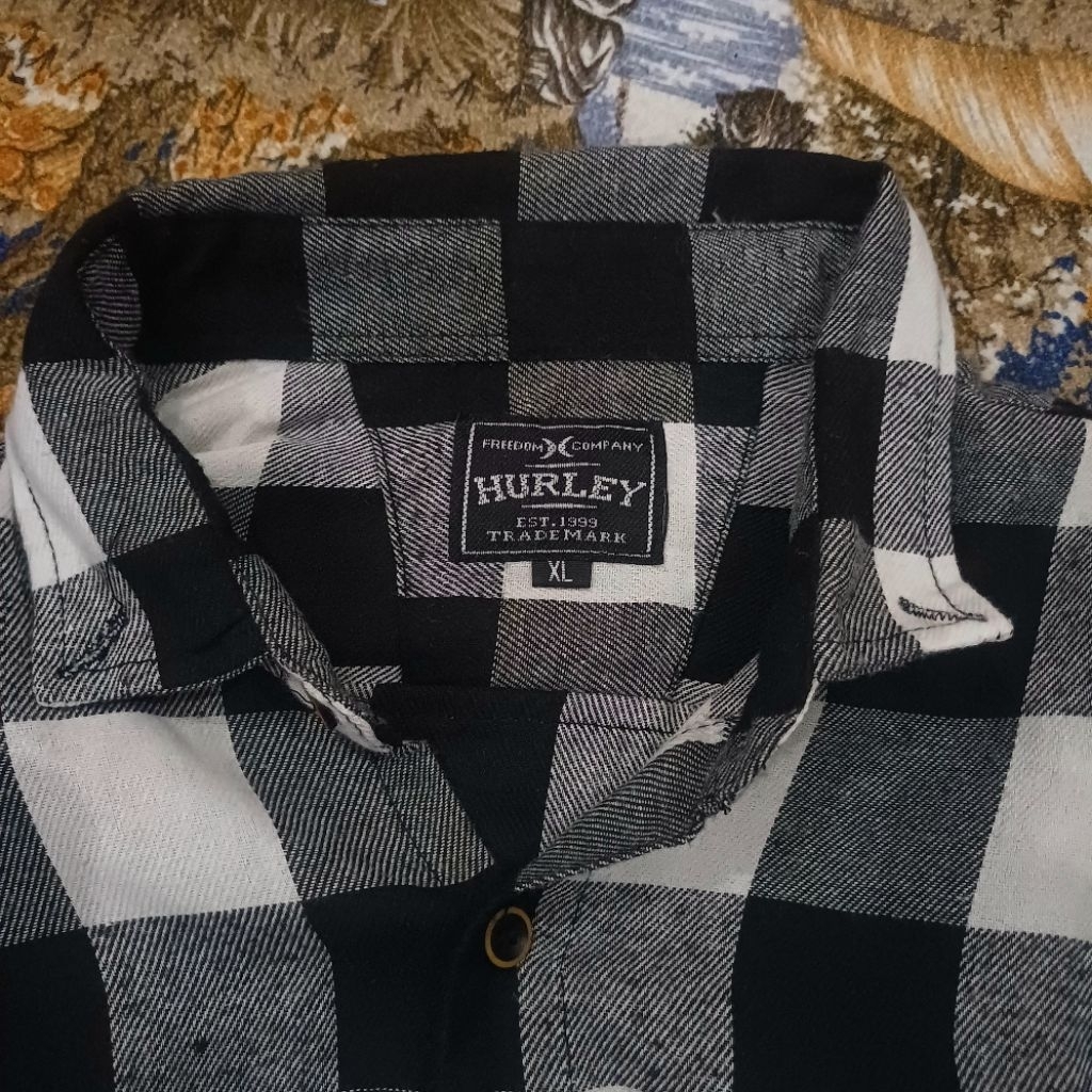 kemeja flanel kotak-kotak hitam putih Hurley berbahan katun