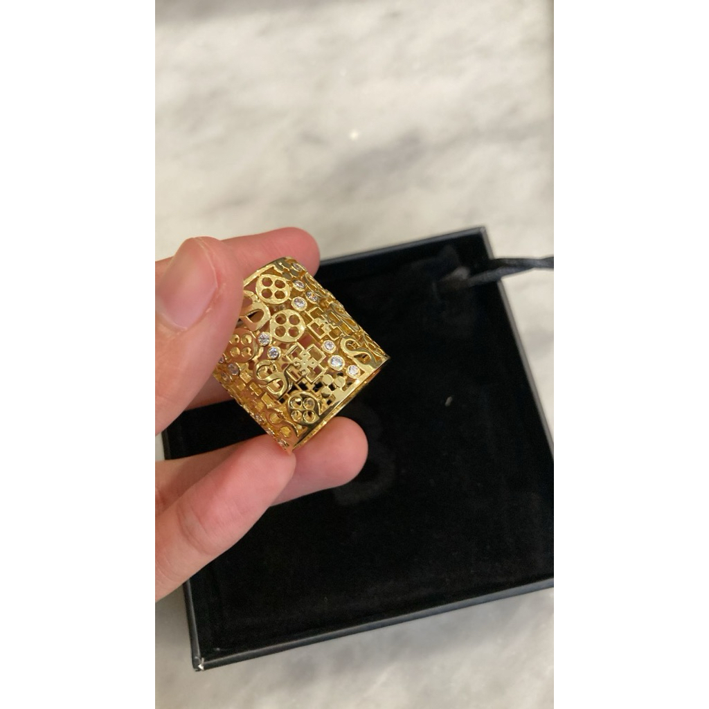 Brooch buttonscarves