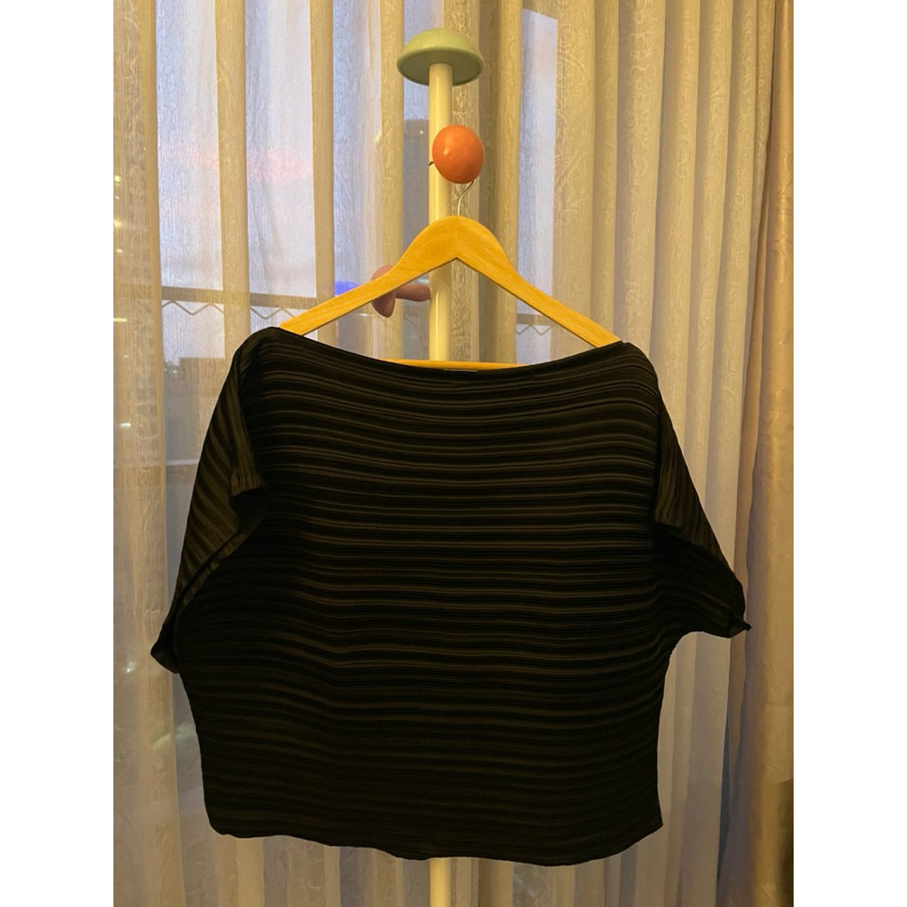 Everyday Claude Pleated Top