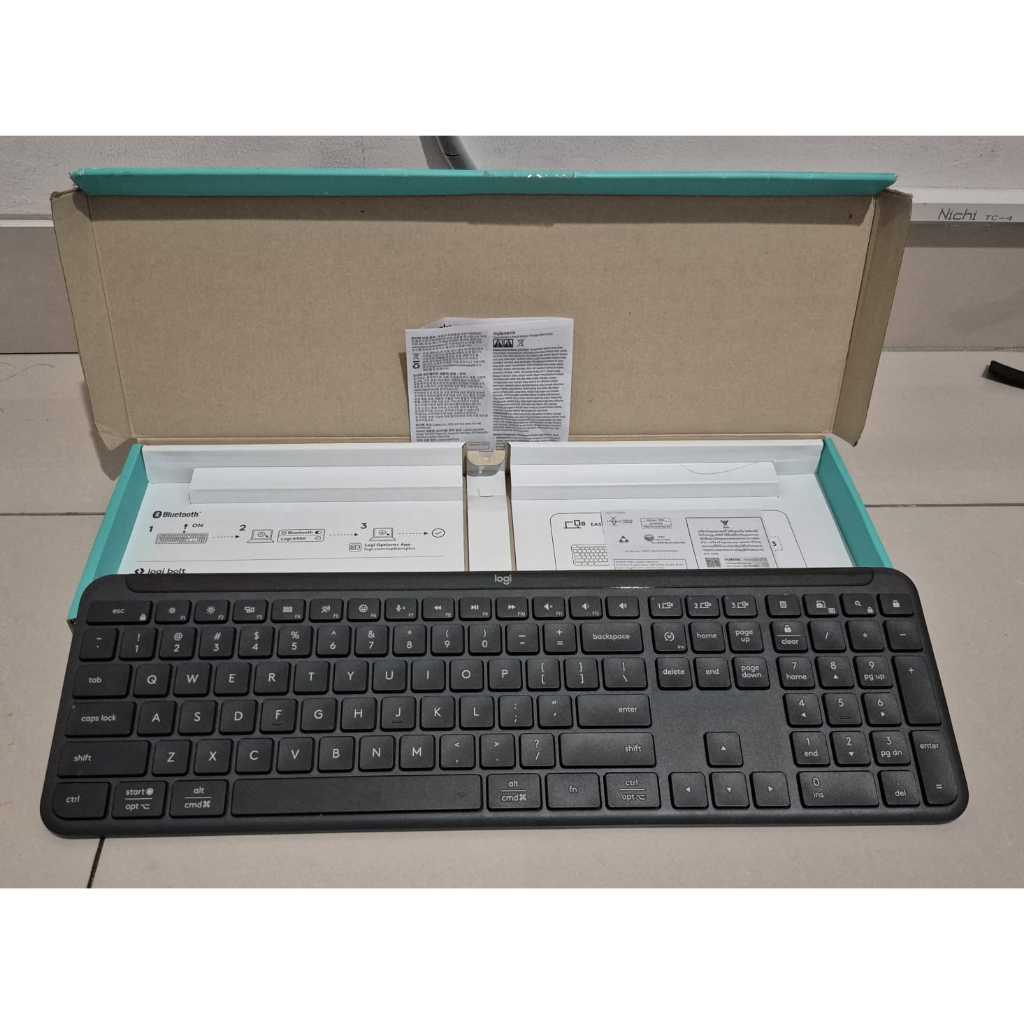 Logitech K950 Keyboard Signature Slim Wireless